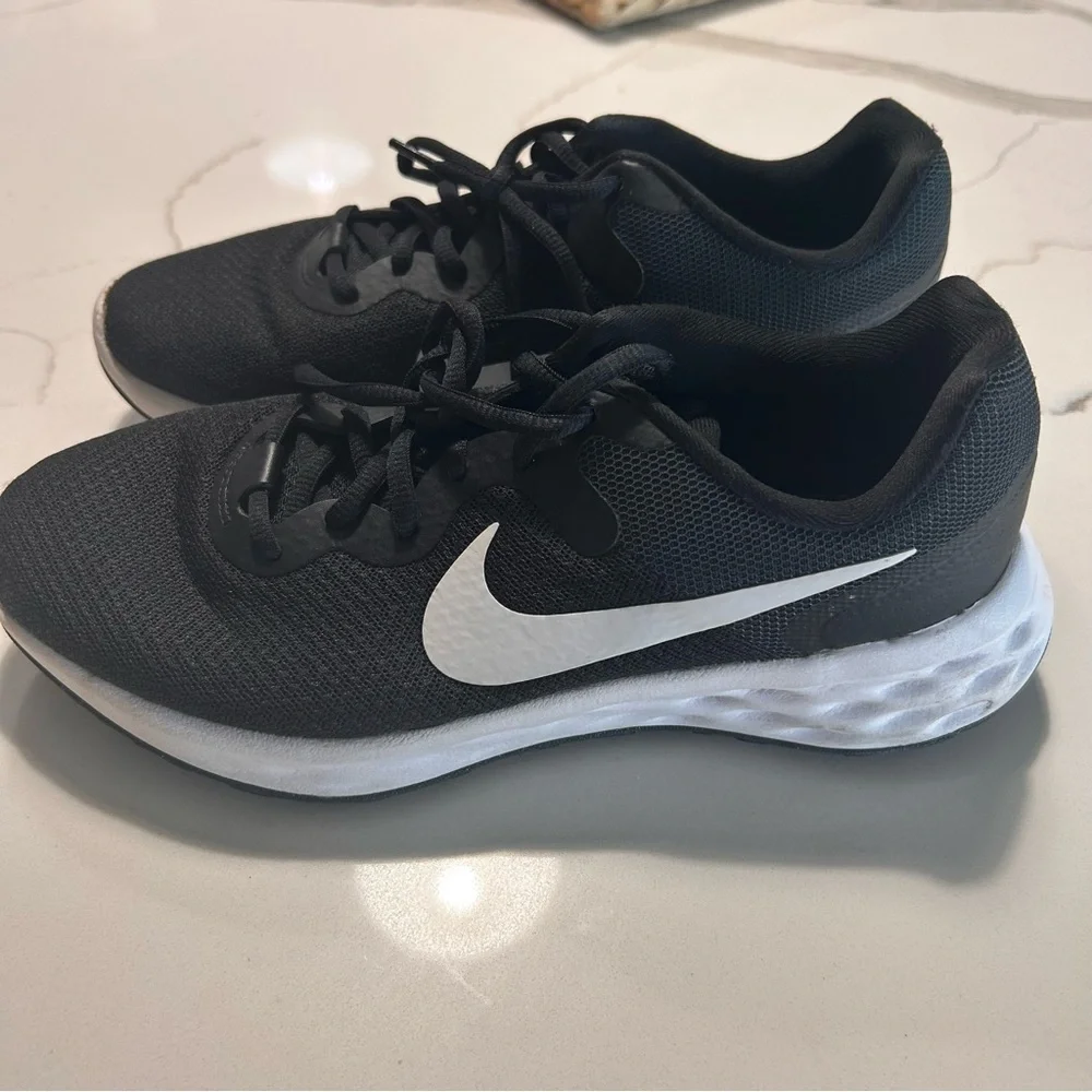 Nike Revolution 6 Shoes Womens Size 8 Black White Running Training Sneakers